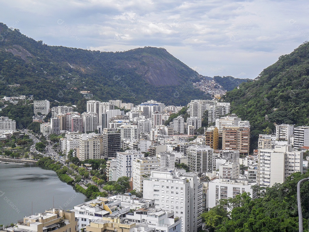 edifícios ao redor da lagoa rodrigo de freitas no rio de janeiro, brasil.
