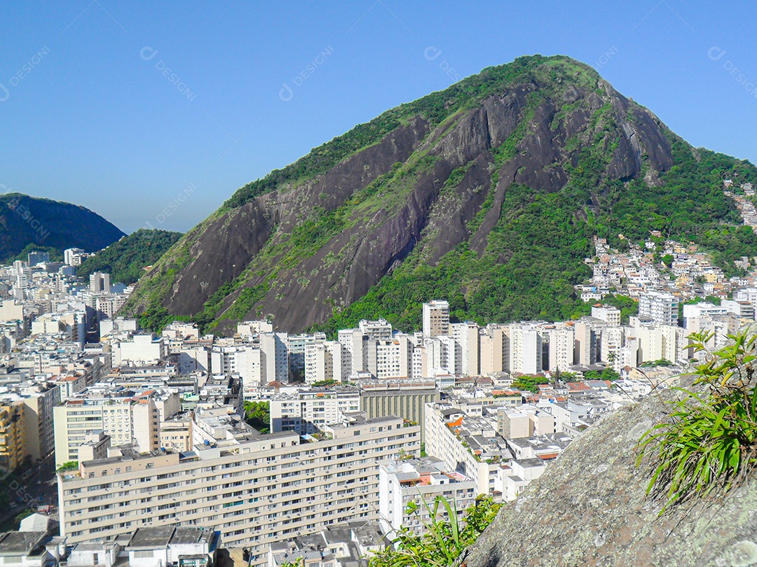 edifícios ao redor da lagoa rodrigo de freitas no rio de janeiro, brasil.