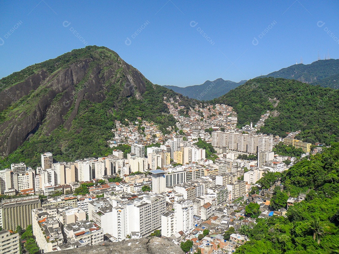 edifícios ao redor da lagoa rodrigo de freitas no rio de janeiro, brasil.