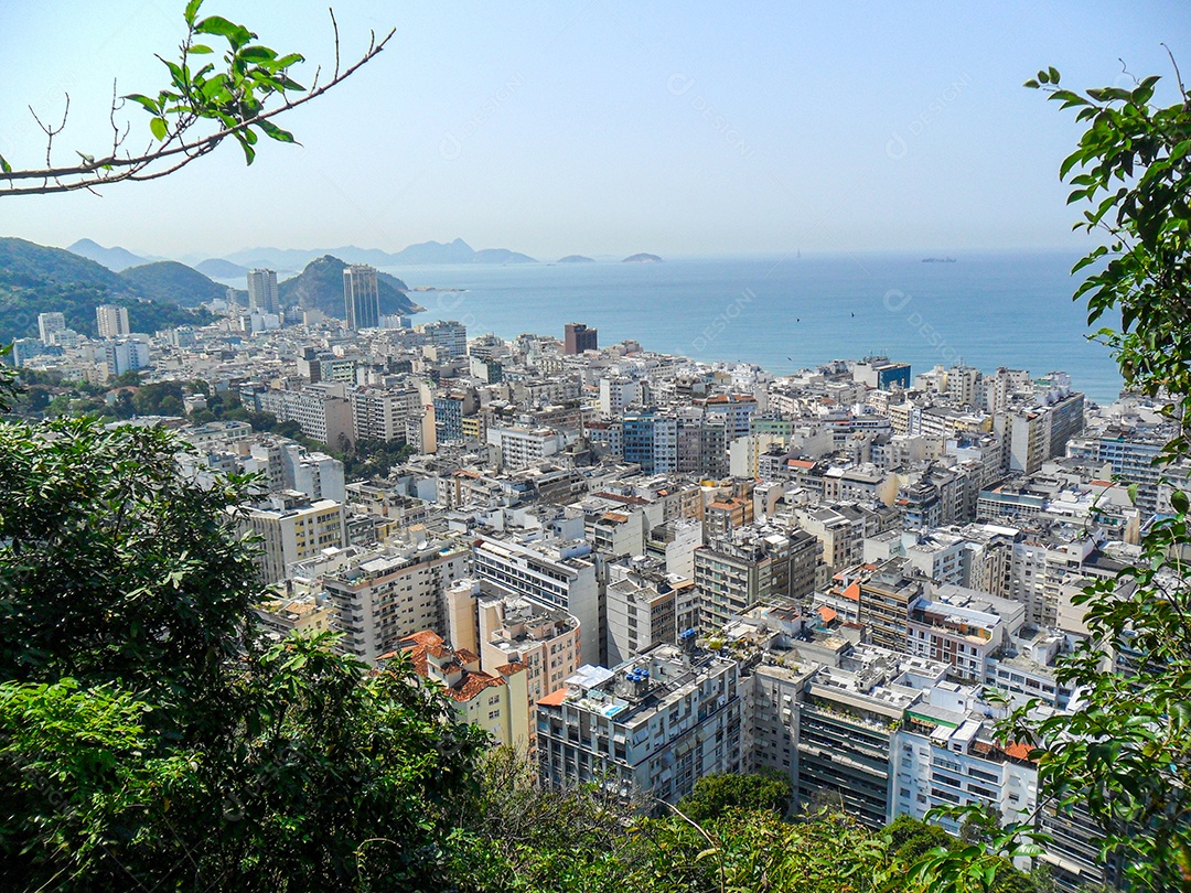 Vista do bairro de Copacabana do alto do pico da Agulhinha inhanga no Rio de Janeiro.