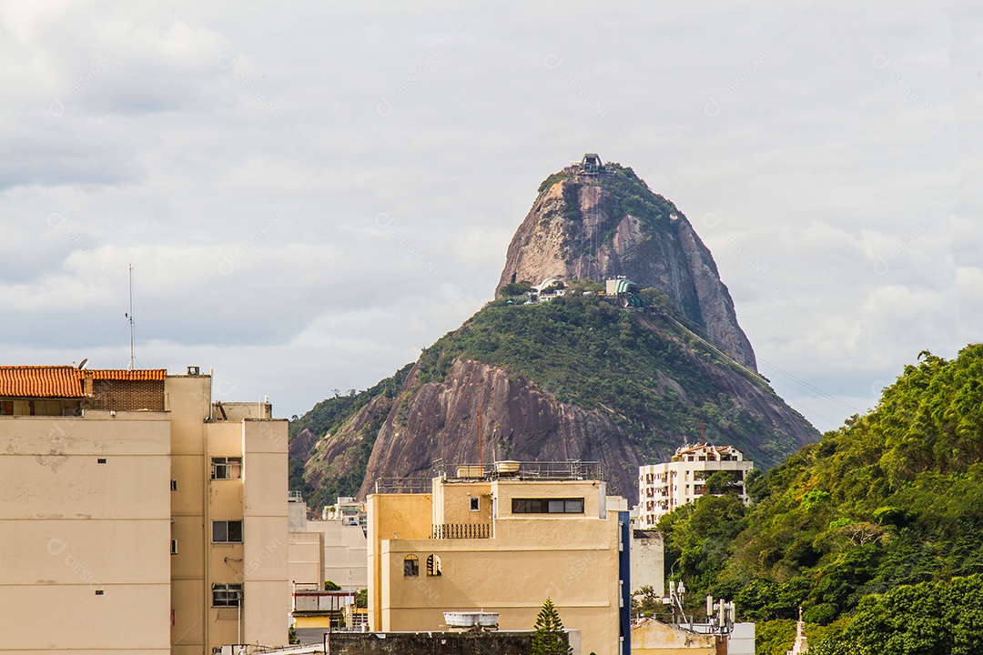 Pão de Açúcar visto do alto de um prédio no bairro de Botafogo, no Rio de Janeiro.