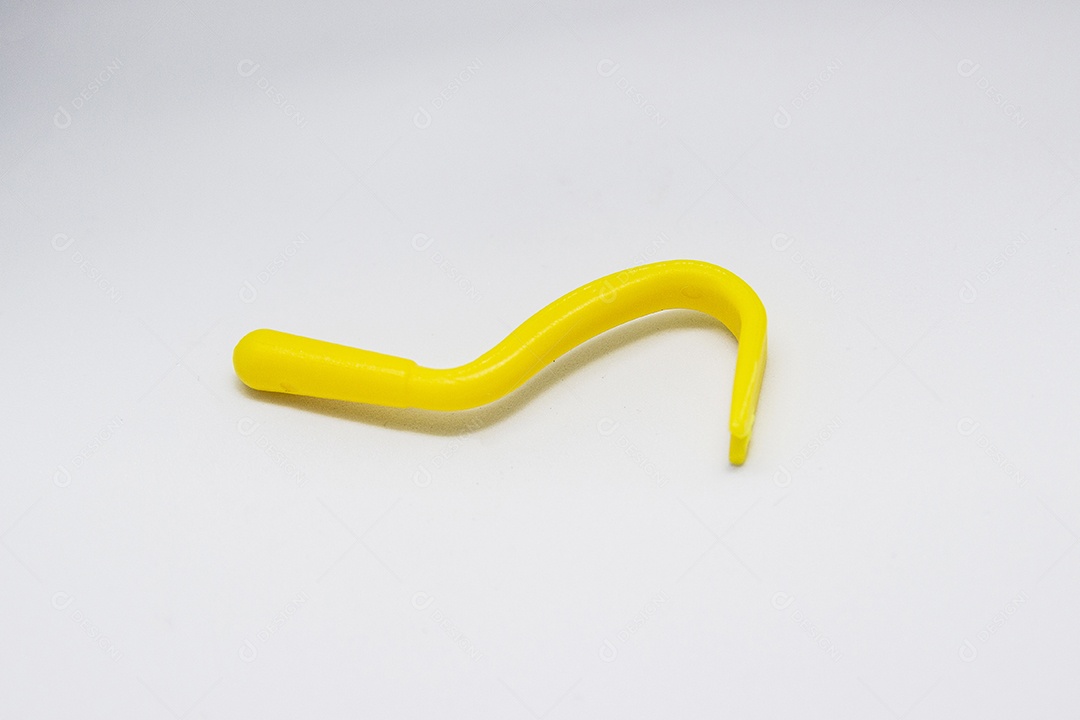 objeto conhecido como removedor de carrapatos, usado para remover carrapatos do corpo das pessoas