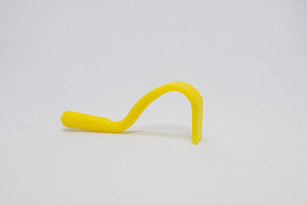 objeto conhecido como removedor de carrapatos, usado para remover carrapatos do corpo das pessoas