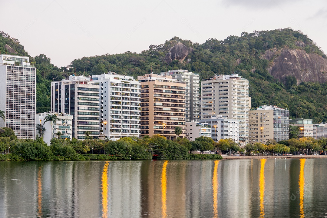 vista da lagoa rodrigo de freitas no rio de janeiro.