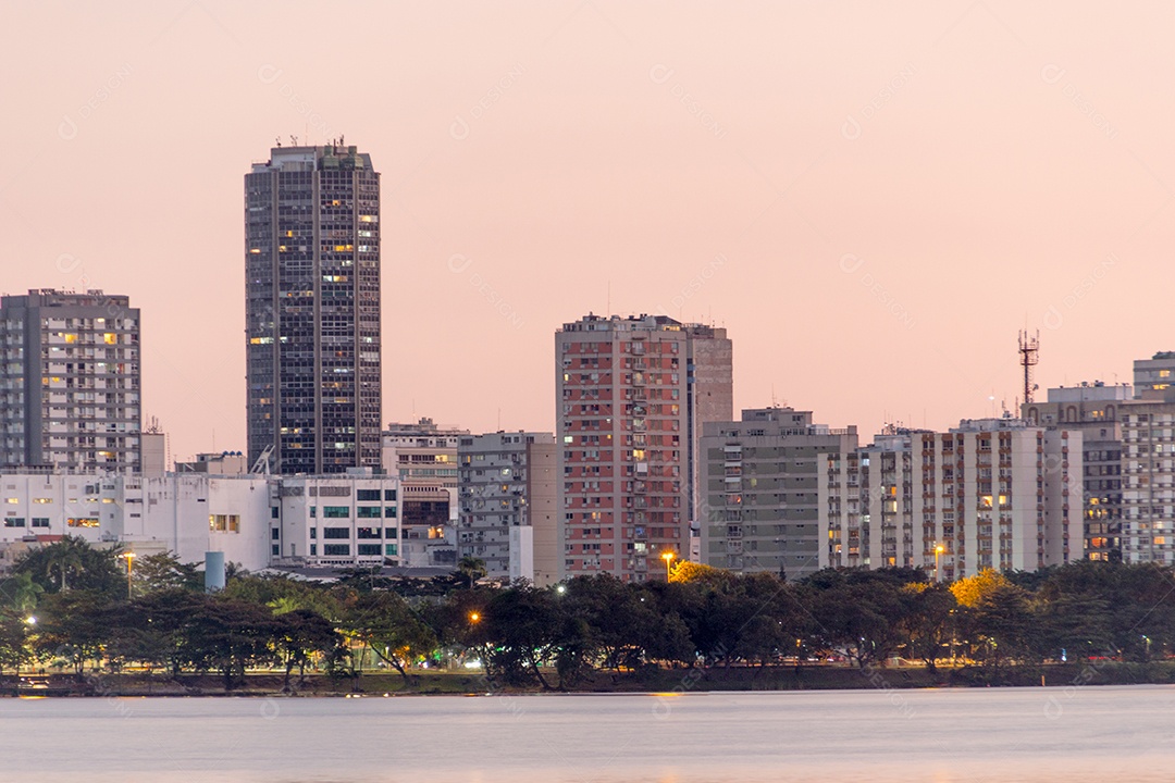 vista da lagoa rodrigo de freitas no rio de janeiro.