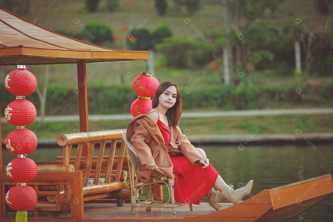 Linda mulher chinesa asiática vestindo vermelho tradicional Cheongsam