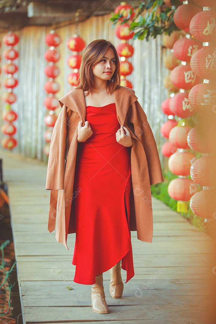 Linda mulher chinesa asiática vestindo vermelho tradicional Cheongsam