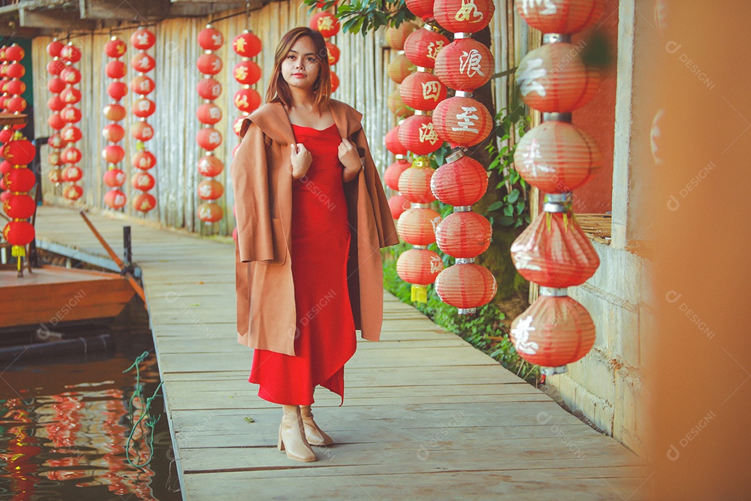 Linda mulher chinesa asiática vestindo vermelho tradicional Cheongsam