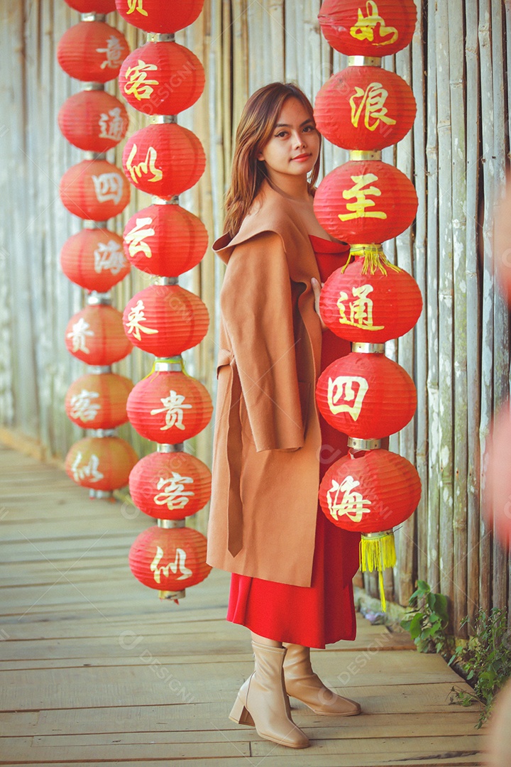 Linda mulher chinesa asiática vestindo vermelho tradicional Cheongsam