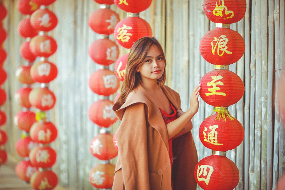 Linda mulher chinesa asiática vestindo vermelho tradicional Cheongsam