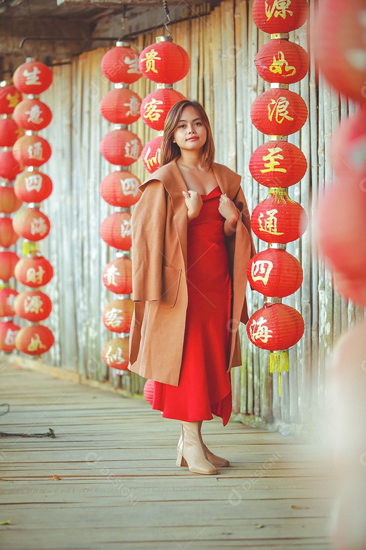 Linda mulher chinesa asiática vestindo vermelho tradicional Cheongsam