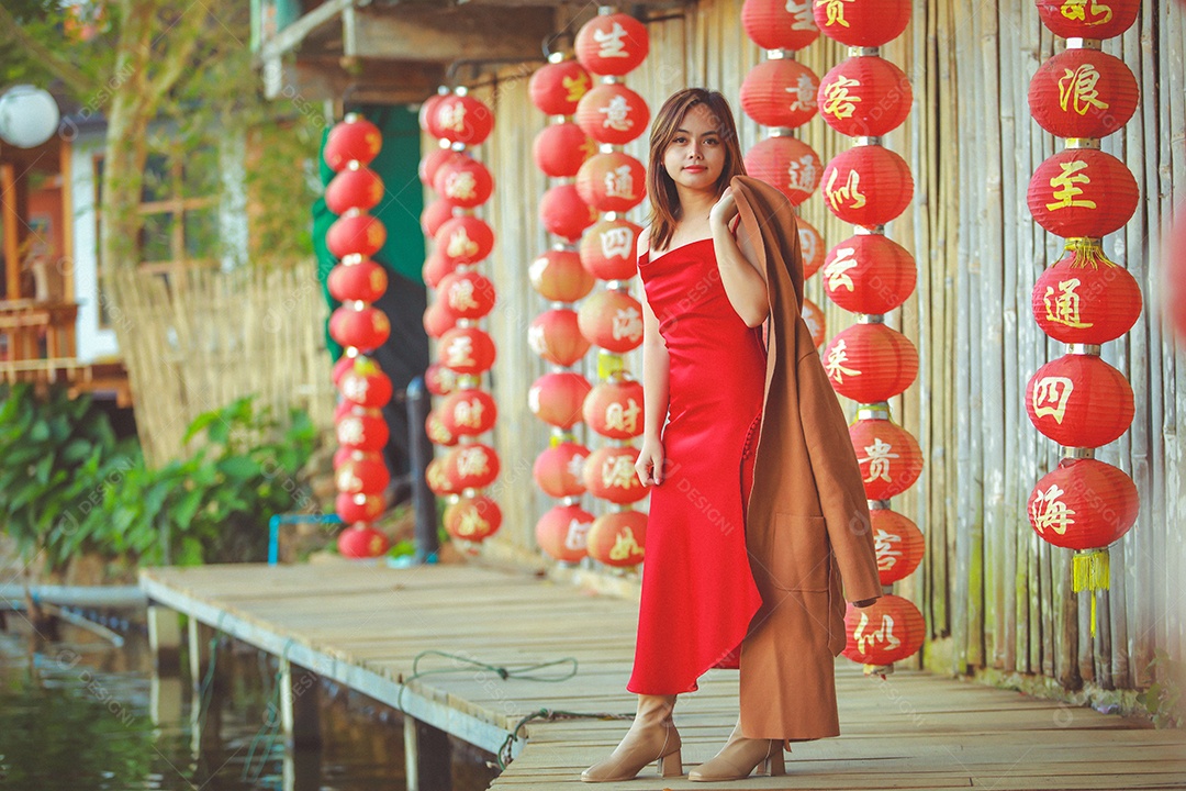Linda mulher chinesa asiática vestindo vermelho tradicional Cheongsam