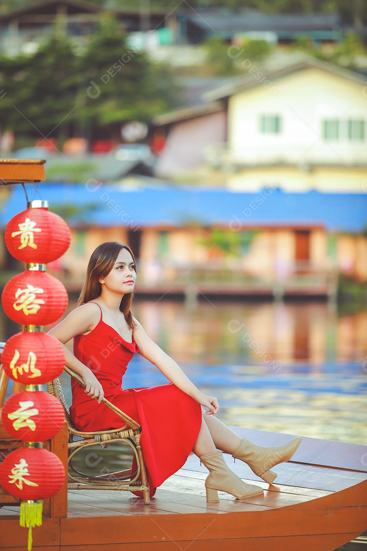 Linda mulher chinesa asiática vestindo vermelho tradicional Cheongsam