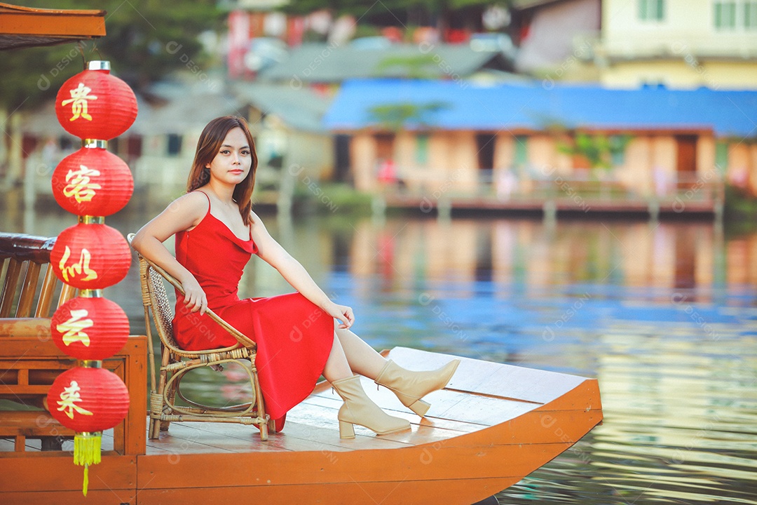 Linda mulher chinesa asiática vestindo vermelho tradicional Cheongsam