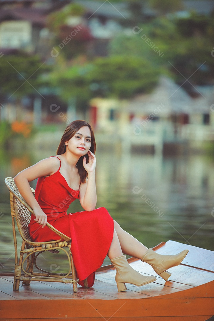 Linda mulher chinesa asiática vestindo vermelho tradicional Cheongsam