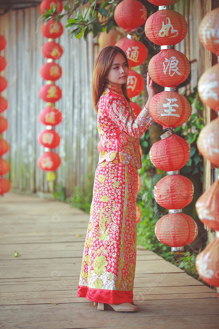 Linda mulher chinesa asiática vestindo vermelho tradicional Cheongsam