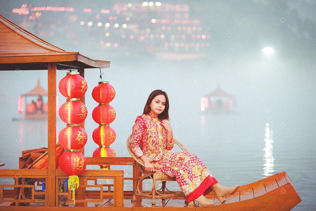 Linda mulher chinesa asiática vestindo vermelho tradicional Cheongsam