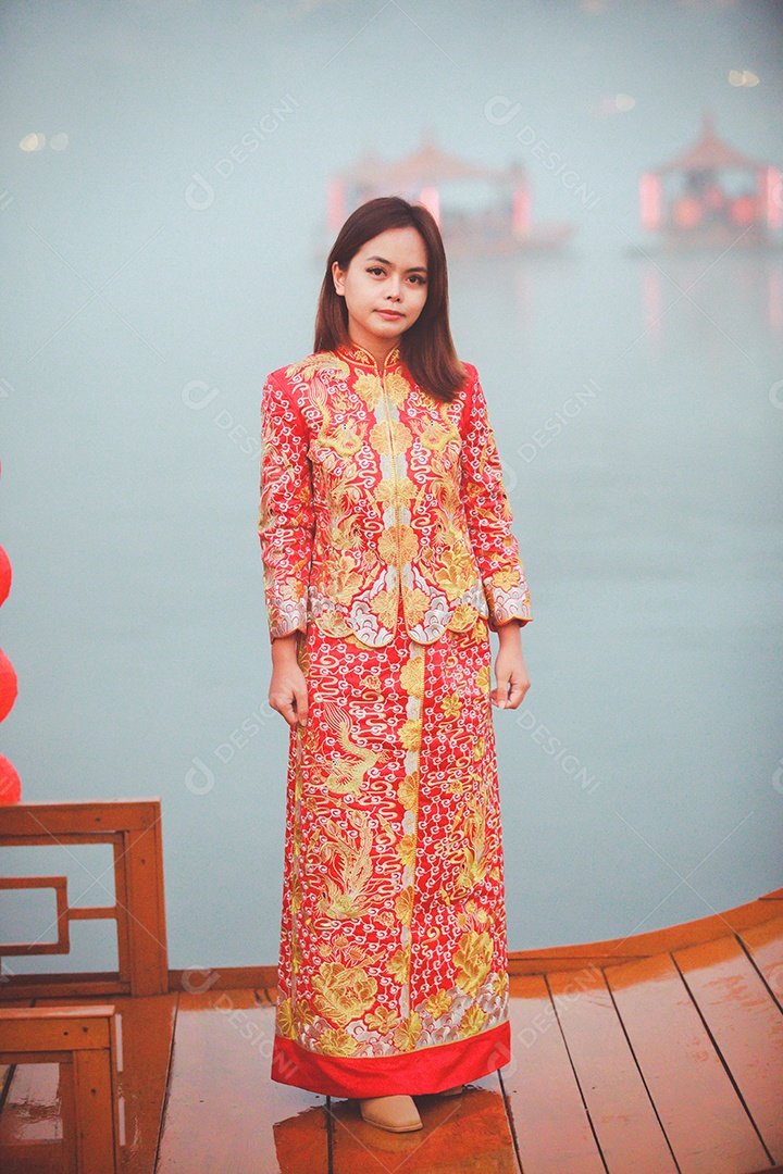 Linda mulher chinesa asiática vestindo vermelho tradicional Cheongsam