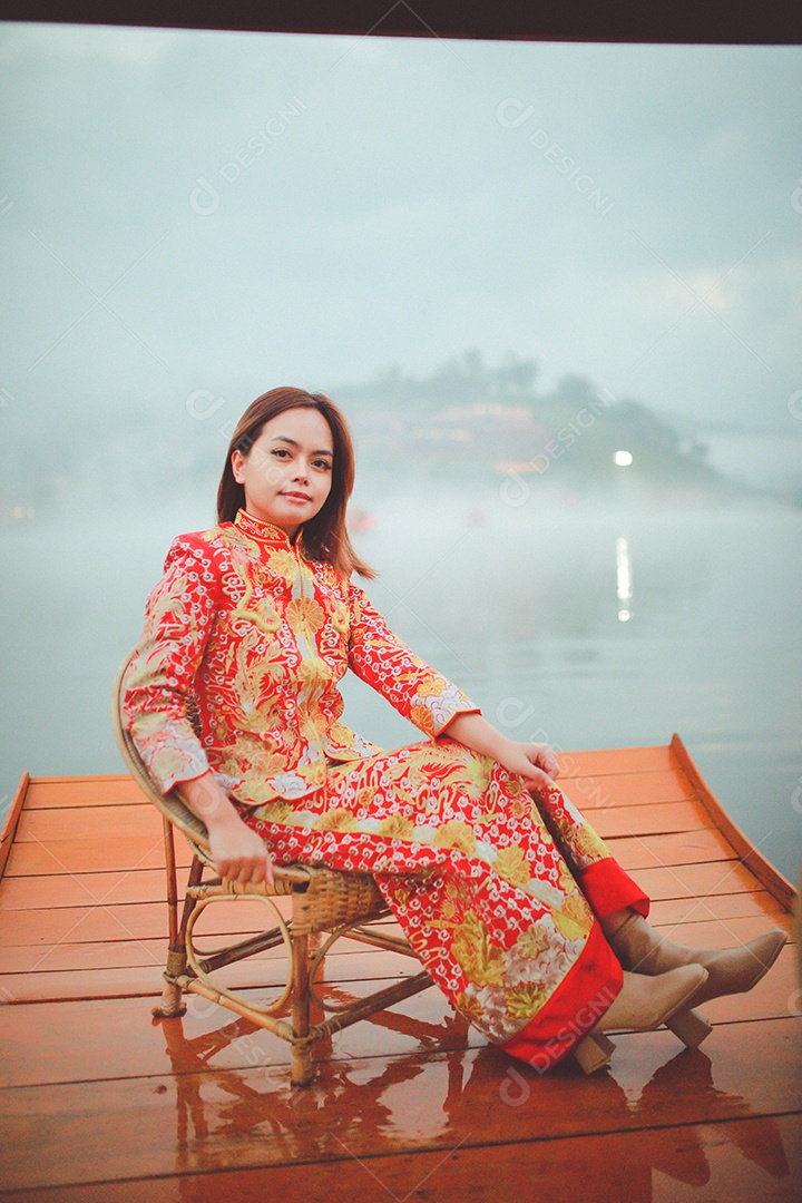 Linda mulher chinesa asiática vestindo vermelho tradicional Cheongsam