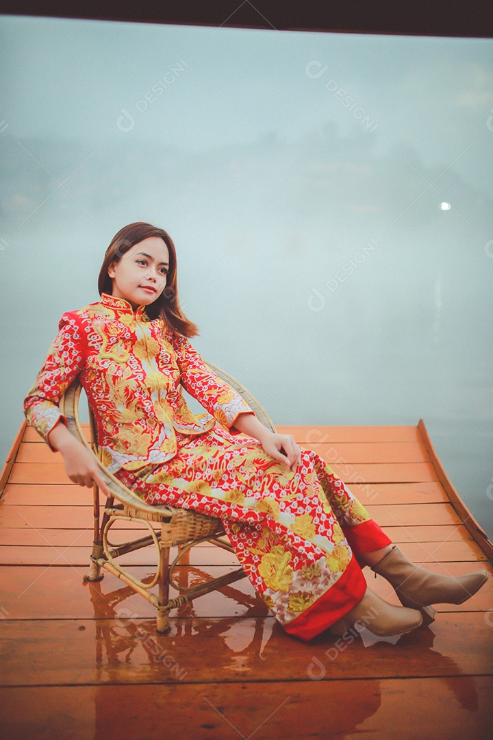 Linda mulher chinesa asiática vestindo vermelho tradicional Cheongsam