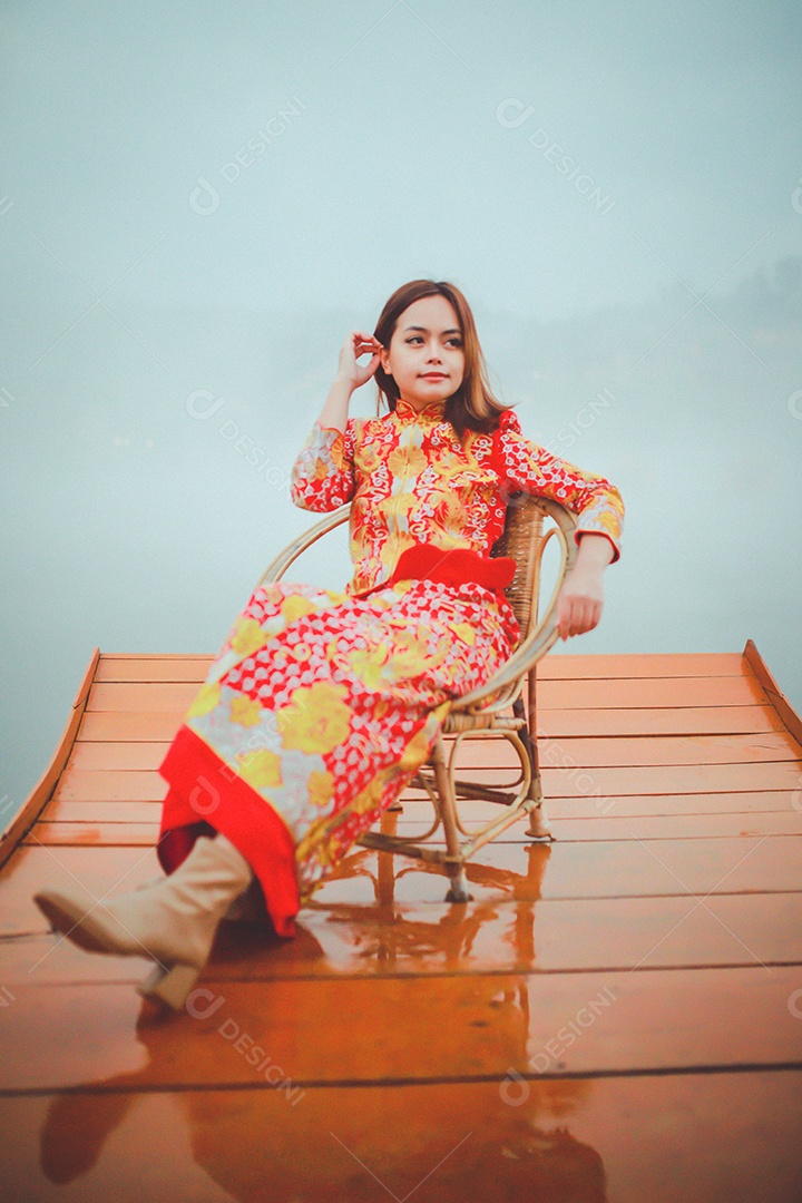 Linda mulher chinesa asiática vestindo vermelho tradicional Cheongsam