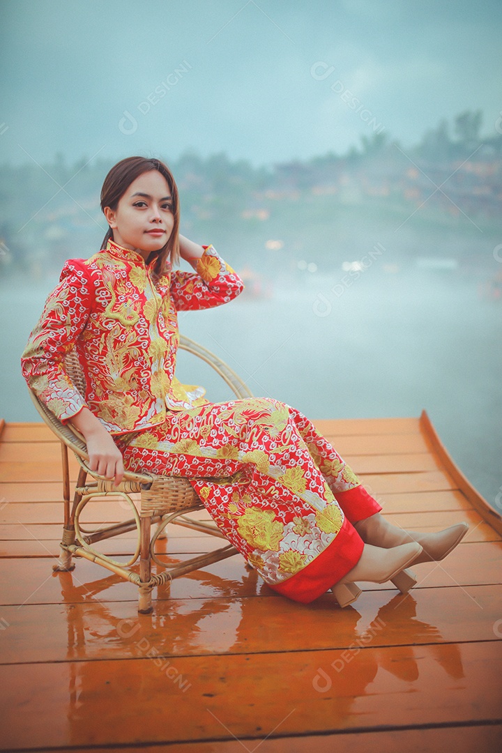 Linda mulher chinesa asiática vestindo vermelho tradicional Cheongsam