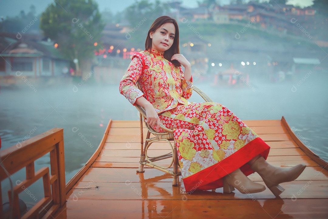 Linda mulher chinesa asiática vestindo vermelho tradicional Cheongsam