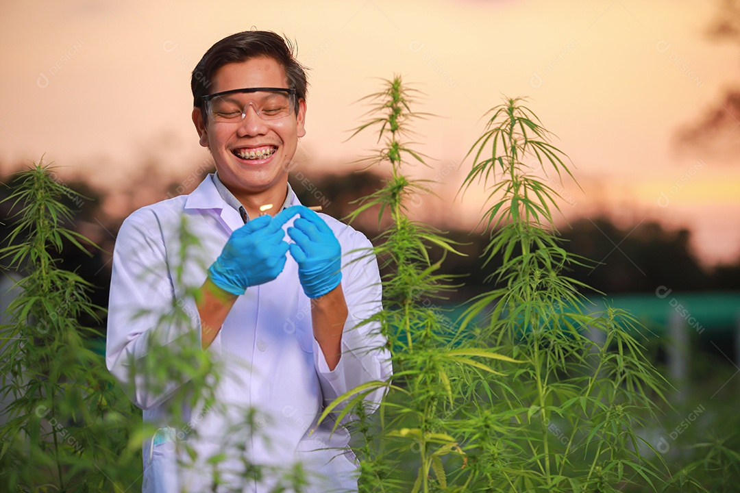 Homem jovem usando jaleco branco fumando droga baseado cannabis