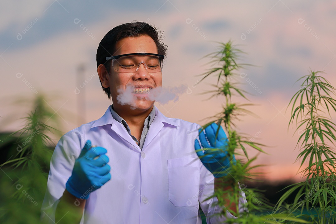 Homem jovem usando jaleco branco fumando droga baseado cannabis
