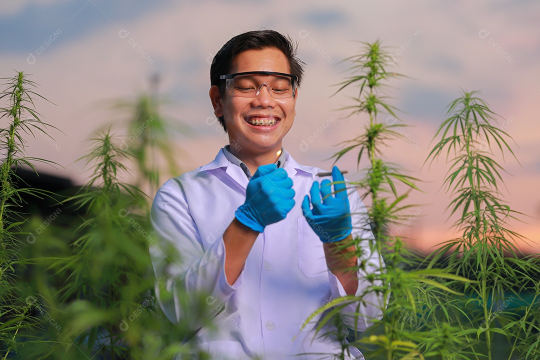 Homem jovem usando jaleco branco fumando droga baseado cannabis