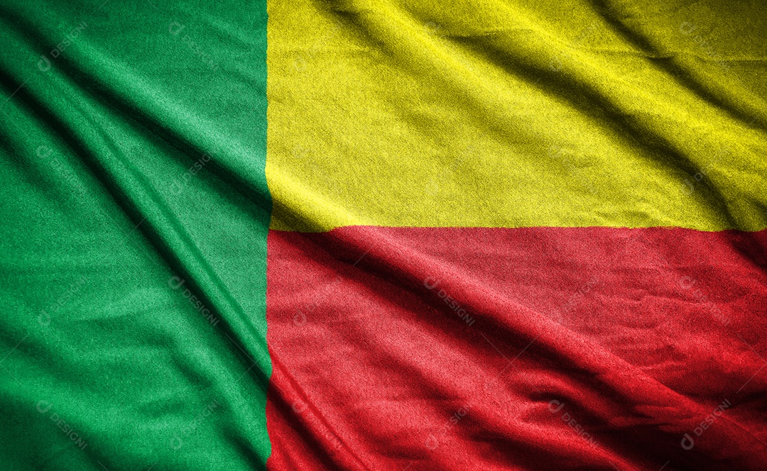 Bandeira realista do benin na superfície ondulada do tecido