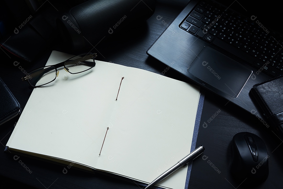 Caderno na mesa, espaço vazio no caderno para inserir texto ou imagem.