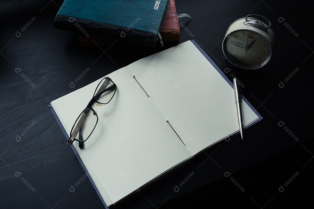 Caderno na mesa, espaço vazio no caderno para inserir texto ou imagem.