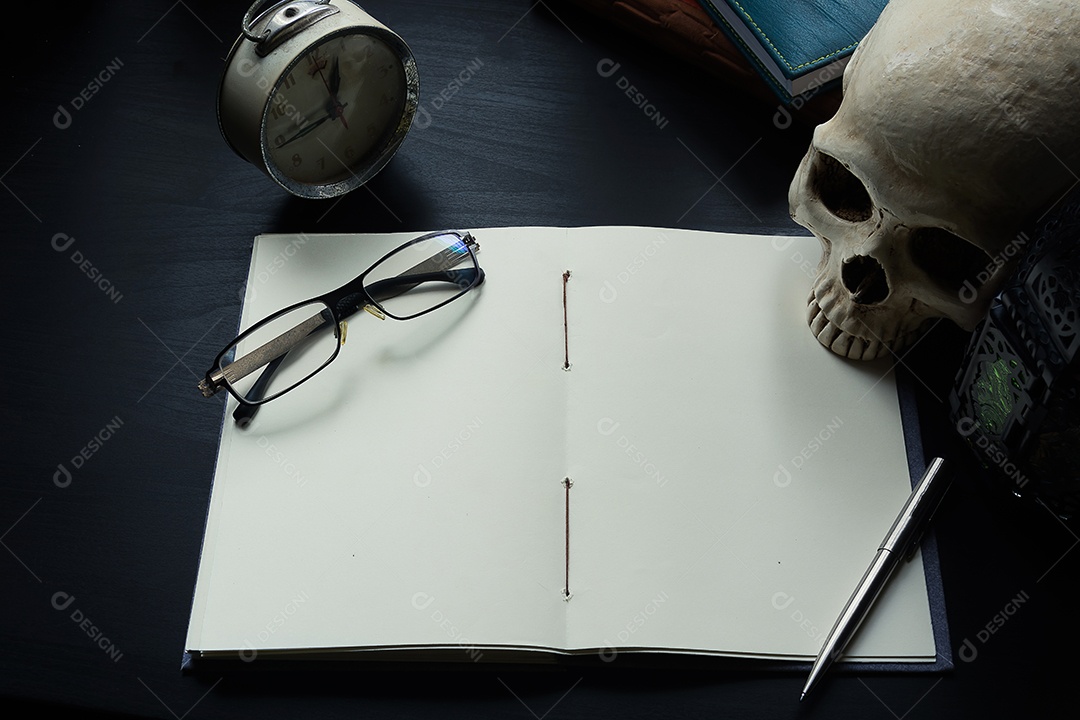 Caderno na mesa, espaço vazio no caderno para inserir texto ou imagem.