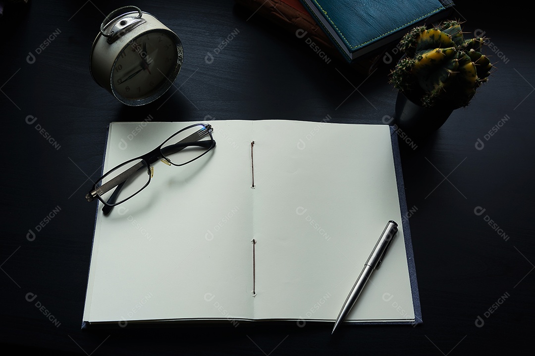 Caderno na mesa, espaço vazio no caderno para inserir texto ou imagem.