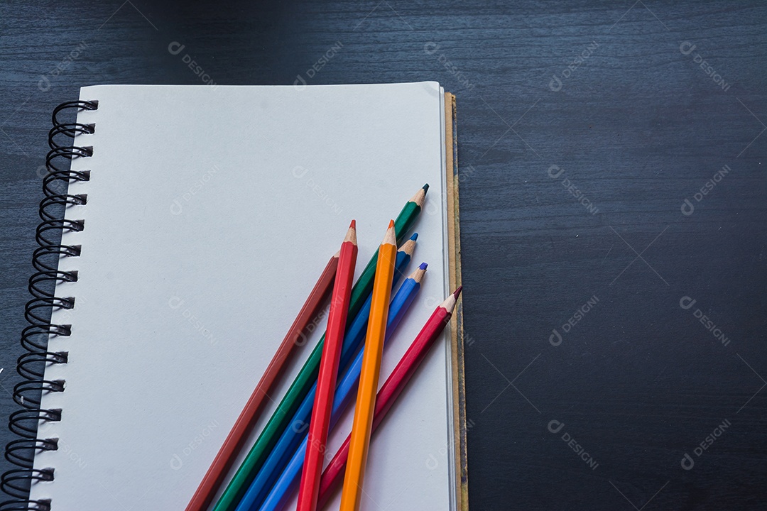 Caderno na mesa, espaço vazio no caderno para inserir texto ou imagem.