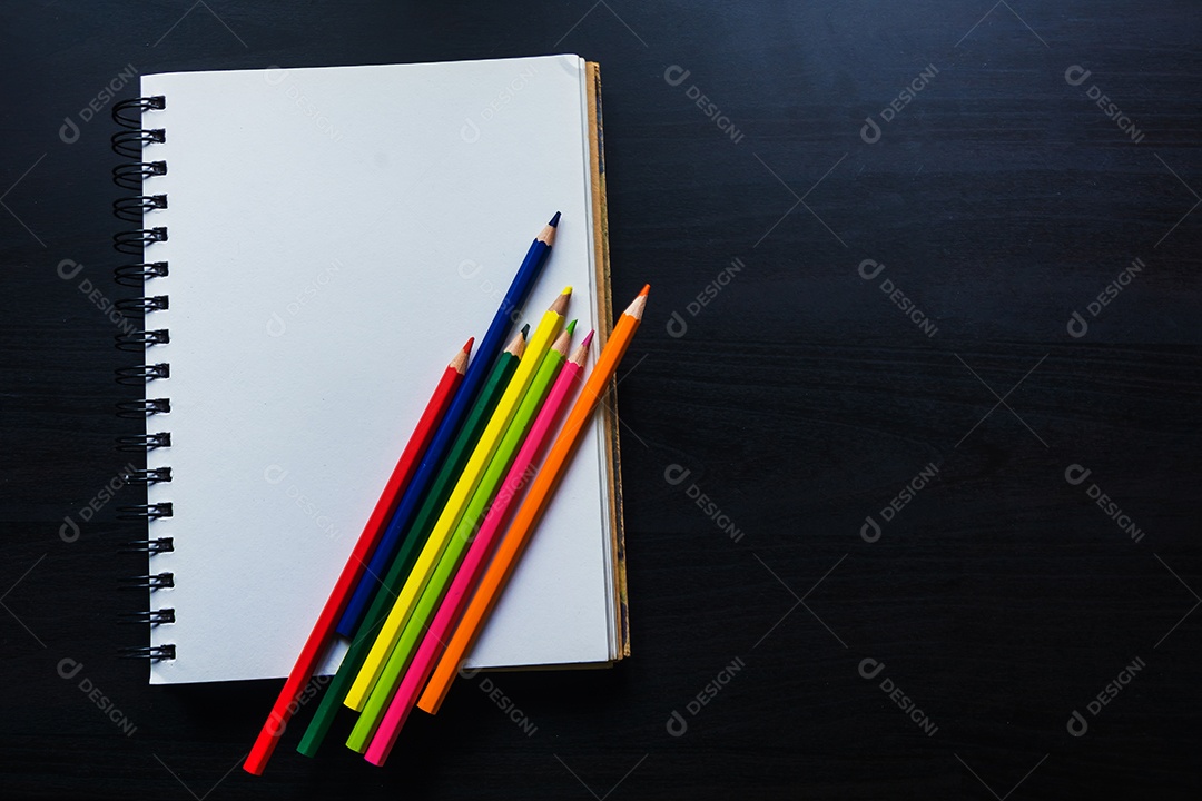 Caderno na mesa, espaço vazio no caderno para inserir texto ou imagem.