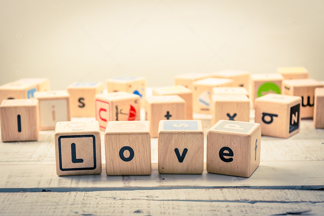 Palavra amor madeira Cúbica na madeira
