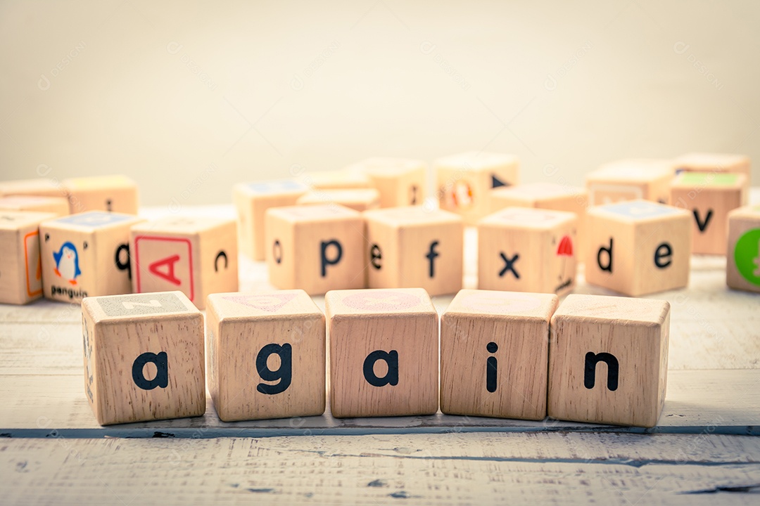 Palavra novamente madeira Cúbica na madeira