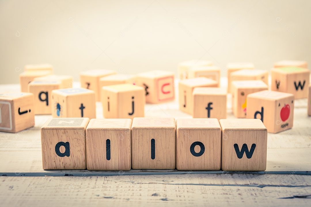 A palavra permite madeira Cúbica na madeira