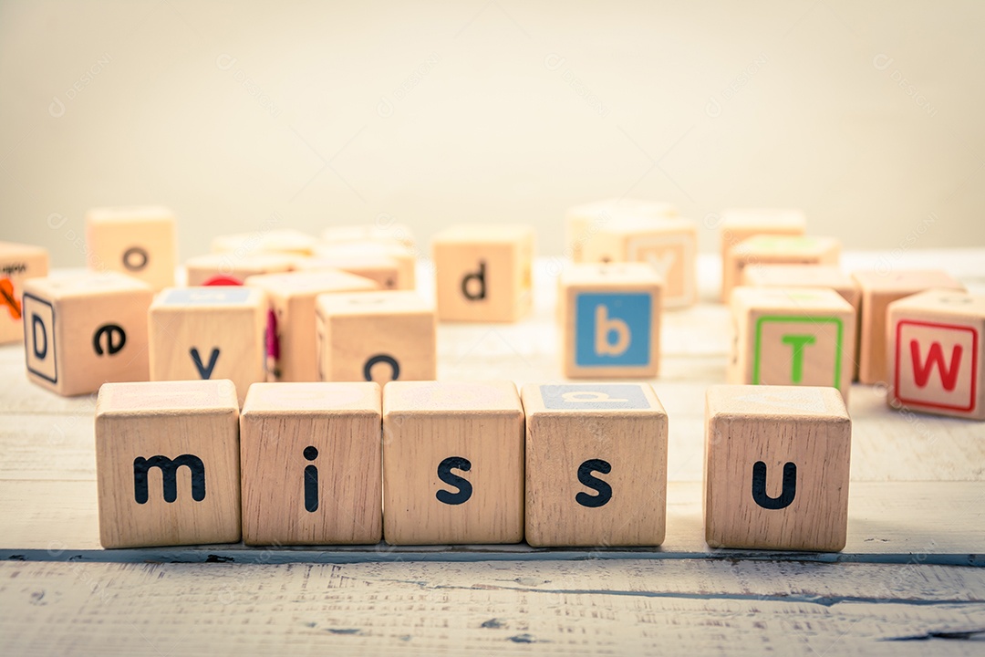 Palavra sinto sua falta madeira Cúbica na madeira