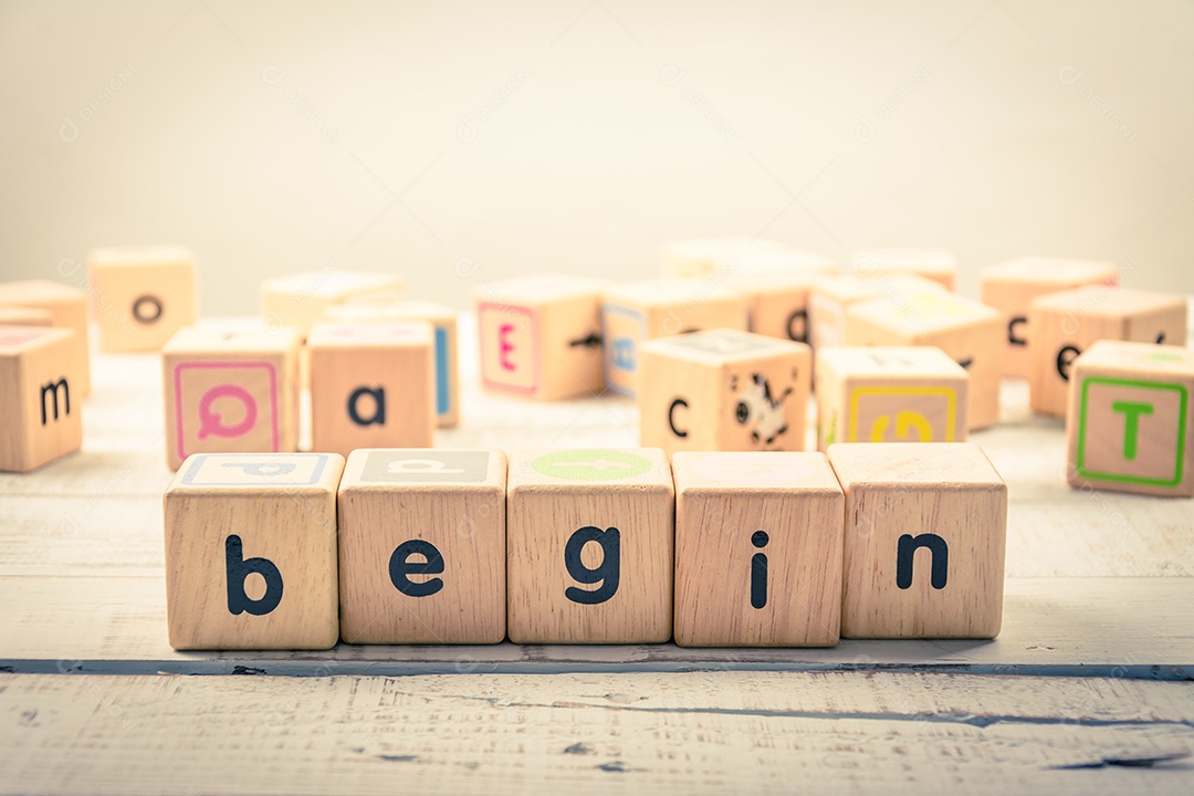 A palavra começa a madeira Cúbica na madeira