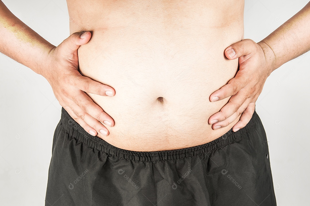 Corpo de homem com excesso de peso com as mãos tocando a gordura da barriga