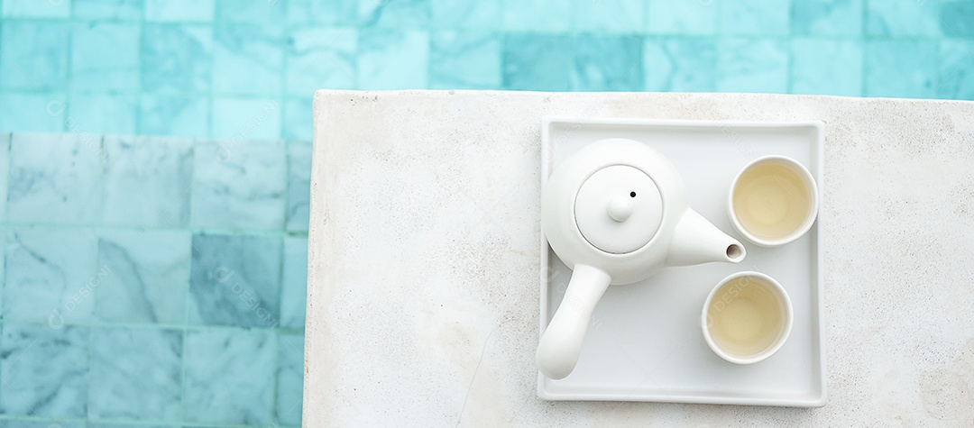 Bule de chá quente perto da piscina no hotel de luxo. Viagens de verão.