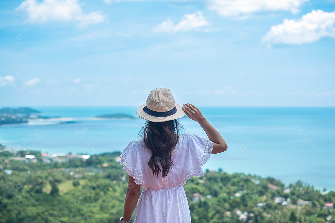 Mulher viajante feliz aprecia o ponto de vista de Koh Samui, turista