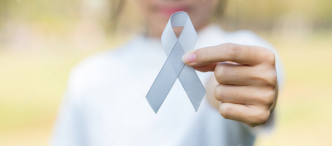Mês de conscientização do câncer cerebral, mão de mulher segurando a cor cinza.