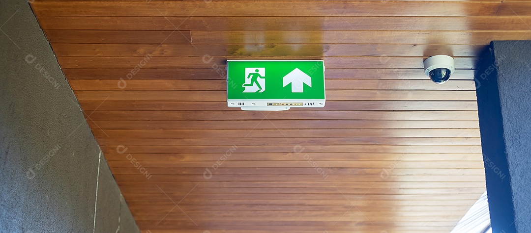 Sinal de saída de emergência de incêndio no fundo da parede dentro do edifício.