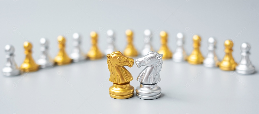 Ouro e prata Chess Knight (cavalo) figura contra peão