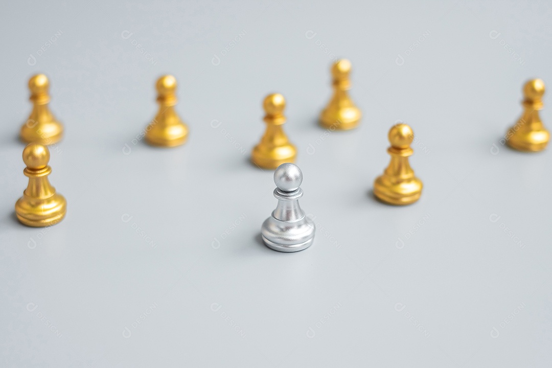 peças de peão de xadrez dourado se destacam das pessoas. Diferente, único