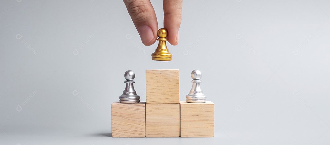 mão segurando o topo de peças de peão de xadrez dourado ou líder